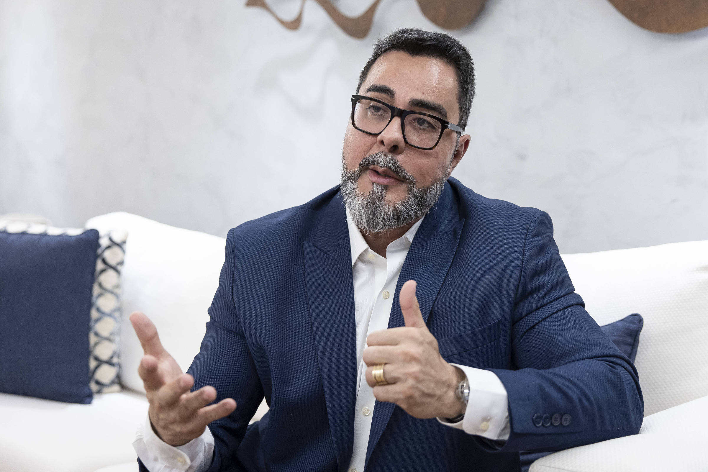 Bretas reconhece imprudências na Lava Jato e aponta viés político em punições Juiz Marcelo Bretas, em seu apartamento na praia de Copacabana, na zona sul do Rio de Janeiro, durante entrevista sobre sua punição pelo CNJ (Foto: Eduardo Anizelli/Folhapress)