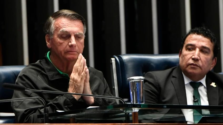 Bolsonaro se emociona no Senado e pede orações antes da operação da PF Foto: Reprodução
