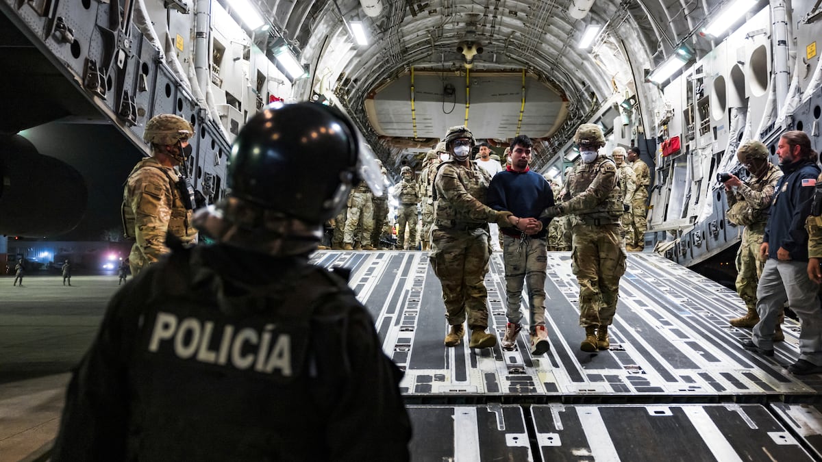 Membros do serviço dos EUA escoltam salvadorenhos deportados para o CECOT em 12 de abril de 2025. (Foto: SECOM via REUTERS)