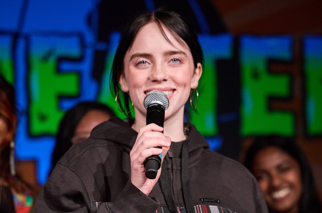 Aproveite a promoção do Dia do Consumidor e leve o perfume 'Eilish' de Billie Eilish O perfume homônimo da cantora Eilish está atualmente à venda no Prime Day. (Foto: Reprodução)