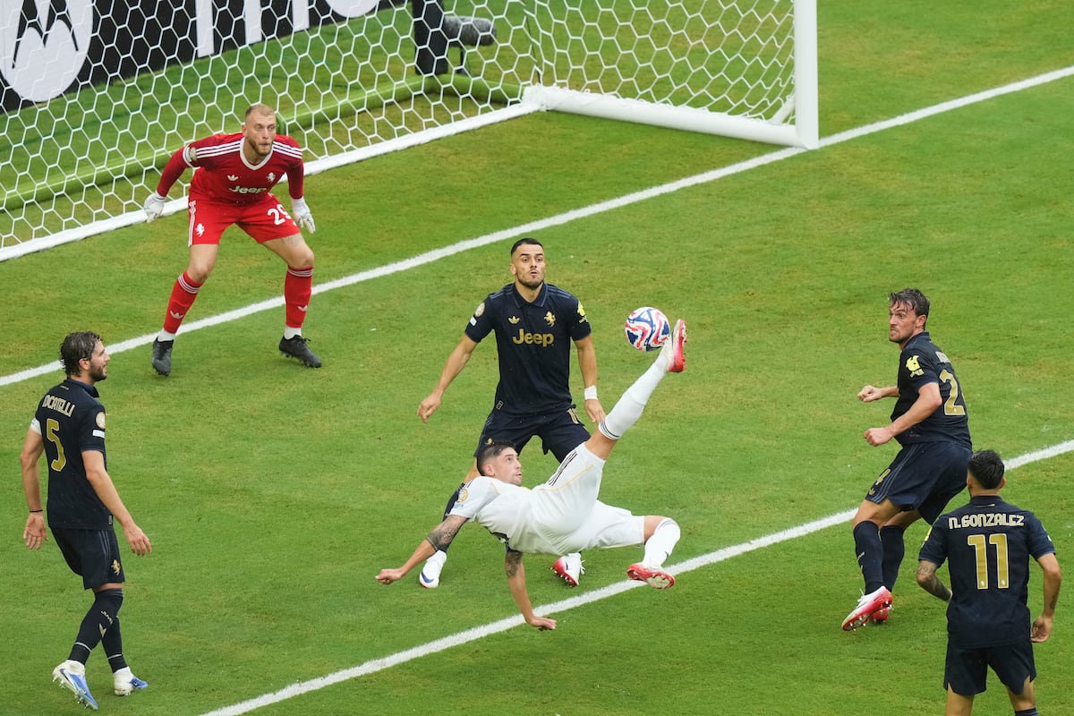Valverde remata de chilena contra a Juventus. (Foto: Marta Lavandier/AP)