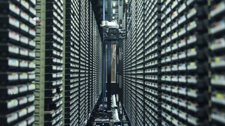 Europa investe em fábricas de gigawatts para avançar na corrida da inteligência artificial As fitas de armazenamento de dados estão armazenadas no Centro Nacional de Pesquisa Científica em Computação (NERSC) no Laboratório Nacional Lawrence Berkeley, que abrigará o supercomputador dos EUA que será alimentado pelos próximos chips Vera Rubin da Nvidia, em Berkeley, Califórnia, EUA. 29 de maio de 2025. (Foto: Manuel Orbegozo | Reuters)