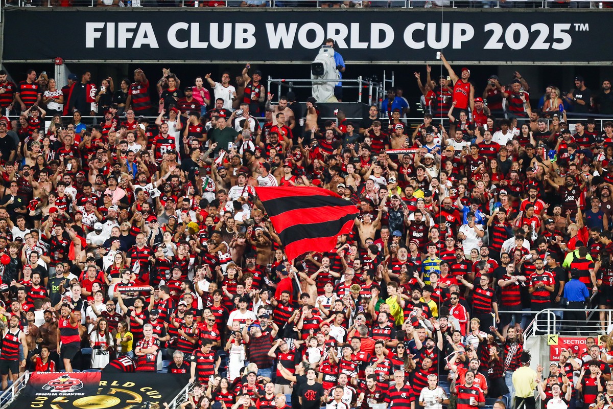 Mickey pode perder seu trono para Nestor, o urubu do Zé Carioca Torcida do Flamengo em jogo contra o Los Angeles FC, em Orlando (Foto: Gilvan de Souza / Flamengo)