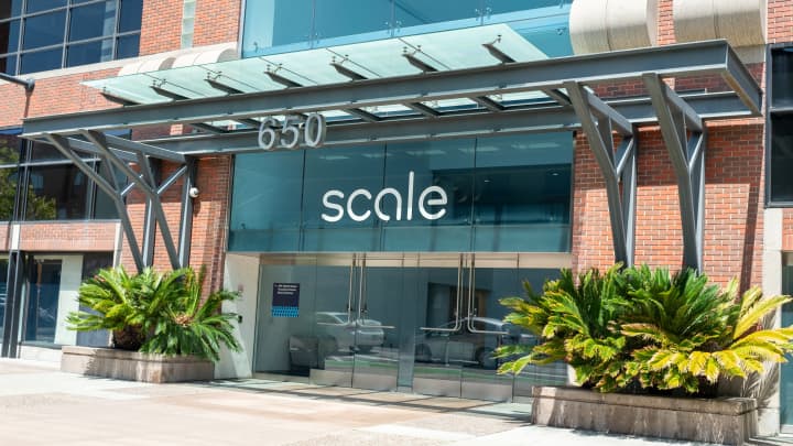 Fachada com logo na sede da Scale AI, San Francisco, Califórnia, 2 de junho de 2025. (Foto: Smith Collection | Gado | Archive Photos | Getty Images)