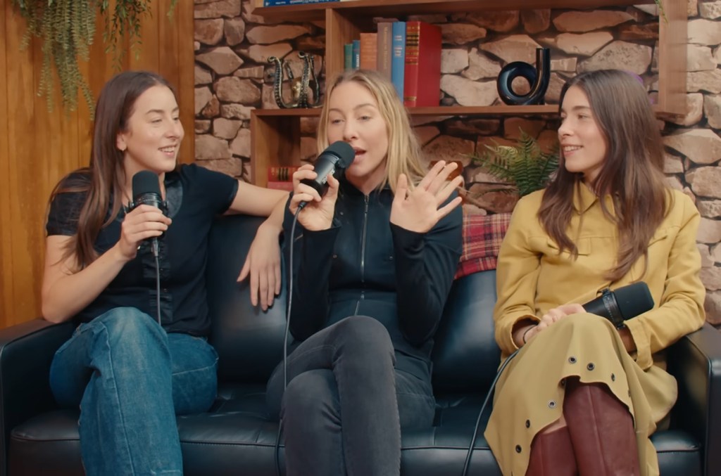 Haim visitou o podcast 'Therapuss' para descrever como Kesha os ensinou a se infiltrar em shows quando eram adolescentes e a invadir o palco em um show do Prince. (Foto: Reprodução)