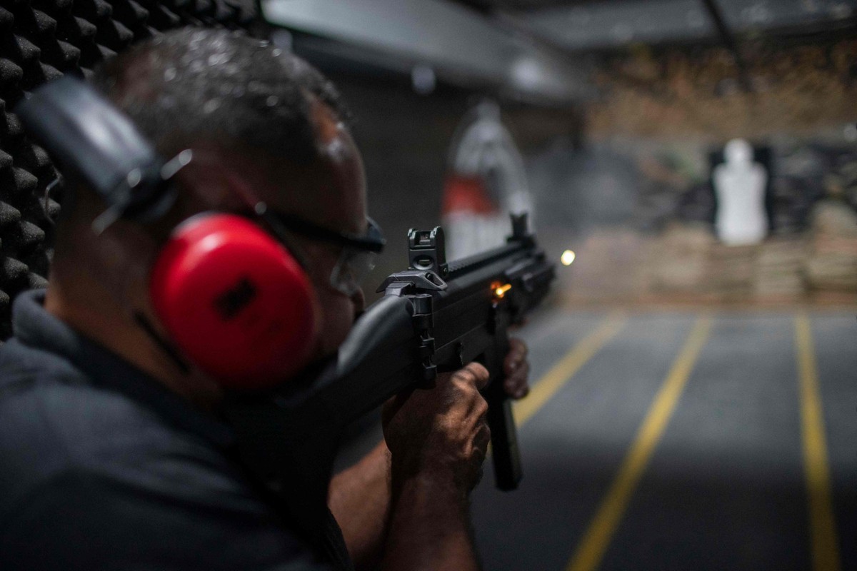 PF terá menos agentes que o Exército na fiscalização de CACs, apesar de promessas Homem pratica em clube de tiro na Baixada Fluminense (Foto: Mauro Pimentel/ AFP)
