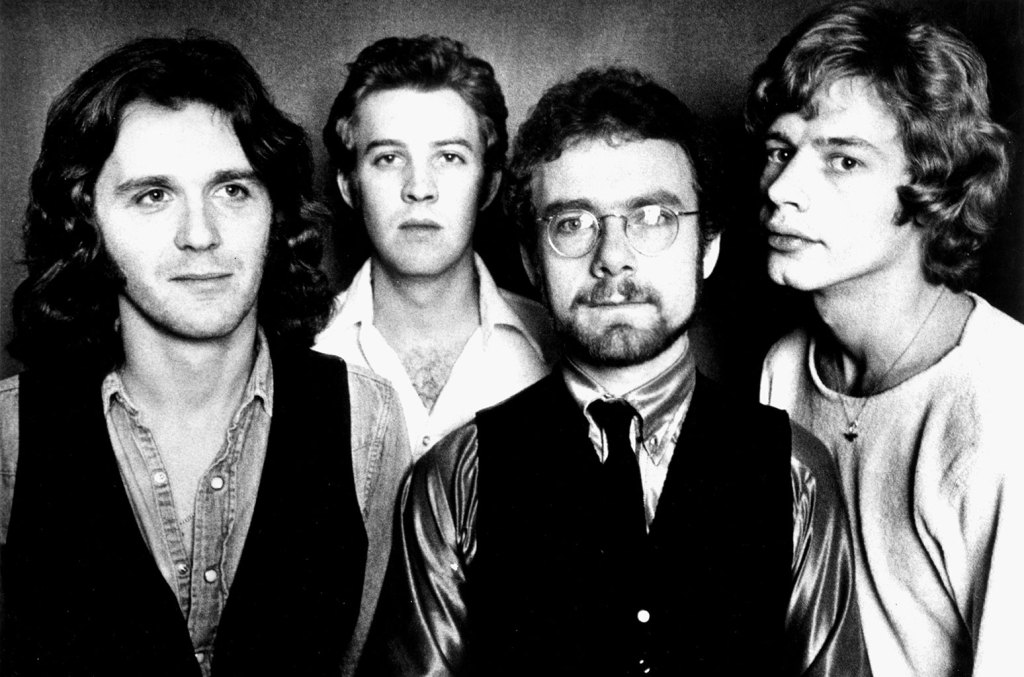 Rumores circulam sobre um novo álbum da icônica banda de prog-rock King Crimson, e o gerente da banda pediu aos fãs que não fiquem muito animados com a possibilidade. (Foto: Reprodução)
