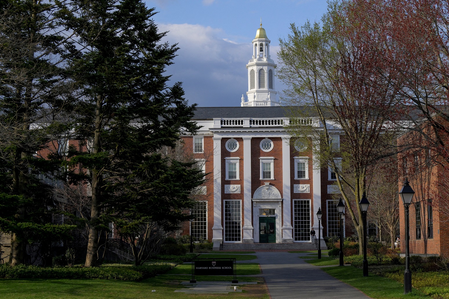 EUA ameaçam Harvard com perda de acreditação e exigem dados de estudantes Campus da Escola de Negócios da Universidade de Harvard (Foto: REUTERS/Faith Ninivaggi)
