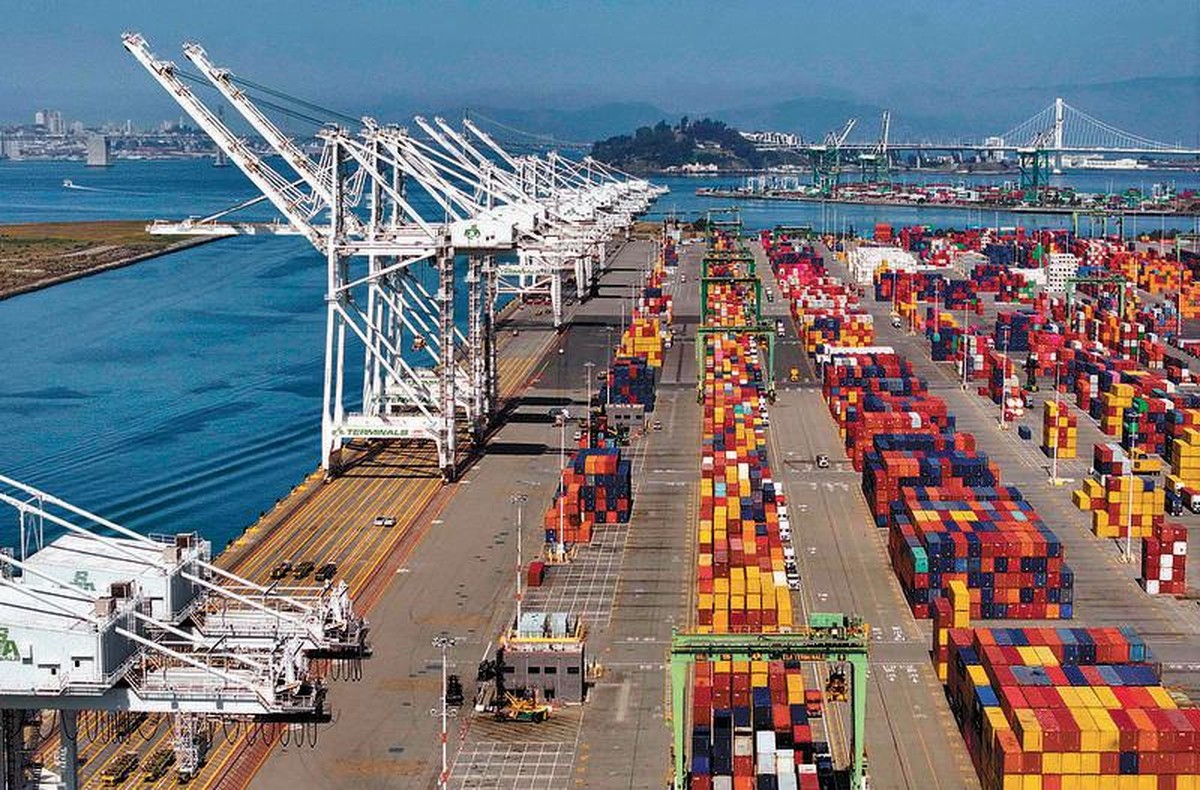 Tarifaço revela manobras suspeitas e impacto nas contas públicas Pouco movimento. O Porto de Oakland, na Califórnia, mostra o impacto da guerra comercial, com importadoras dos EUA sofrendo com cancelamentos de navios fretados da China, por causa do tarifaço (Foto: Justin Sullivan/Getty Images/AFP).