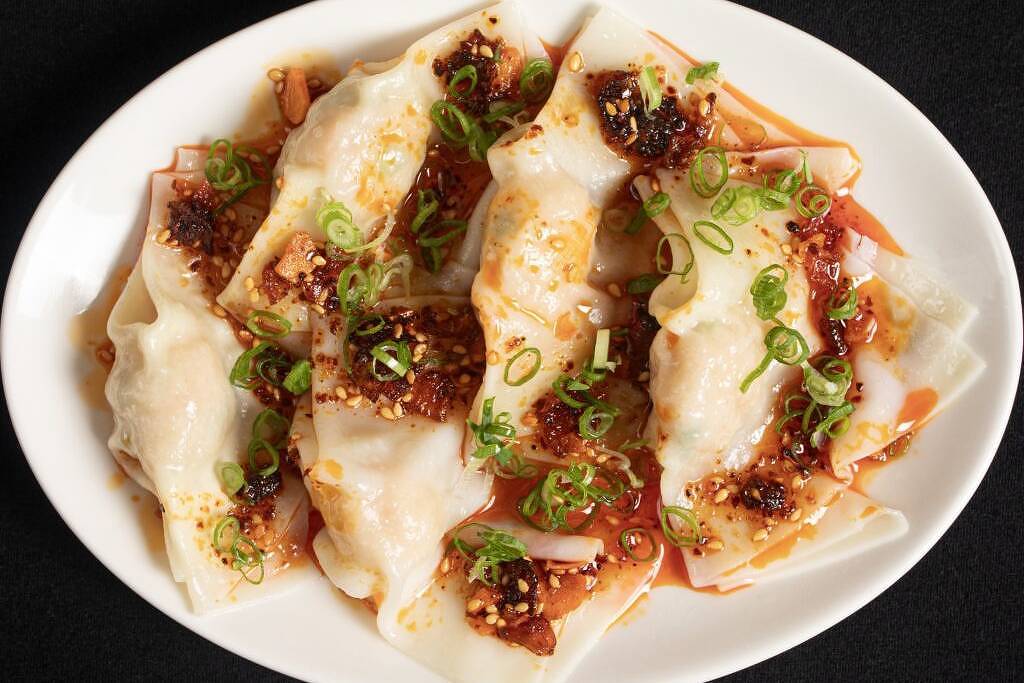 Taste SP oferece petiscos asiáticos e aula com a chef Dona Carmem Virgínia Wonton de camarão e cebolinha. Acompanha molho benitora e chile crunch. Ototo no Taste Festival, em SP - Divulgação (Foto: Divulgação)
