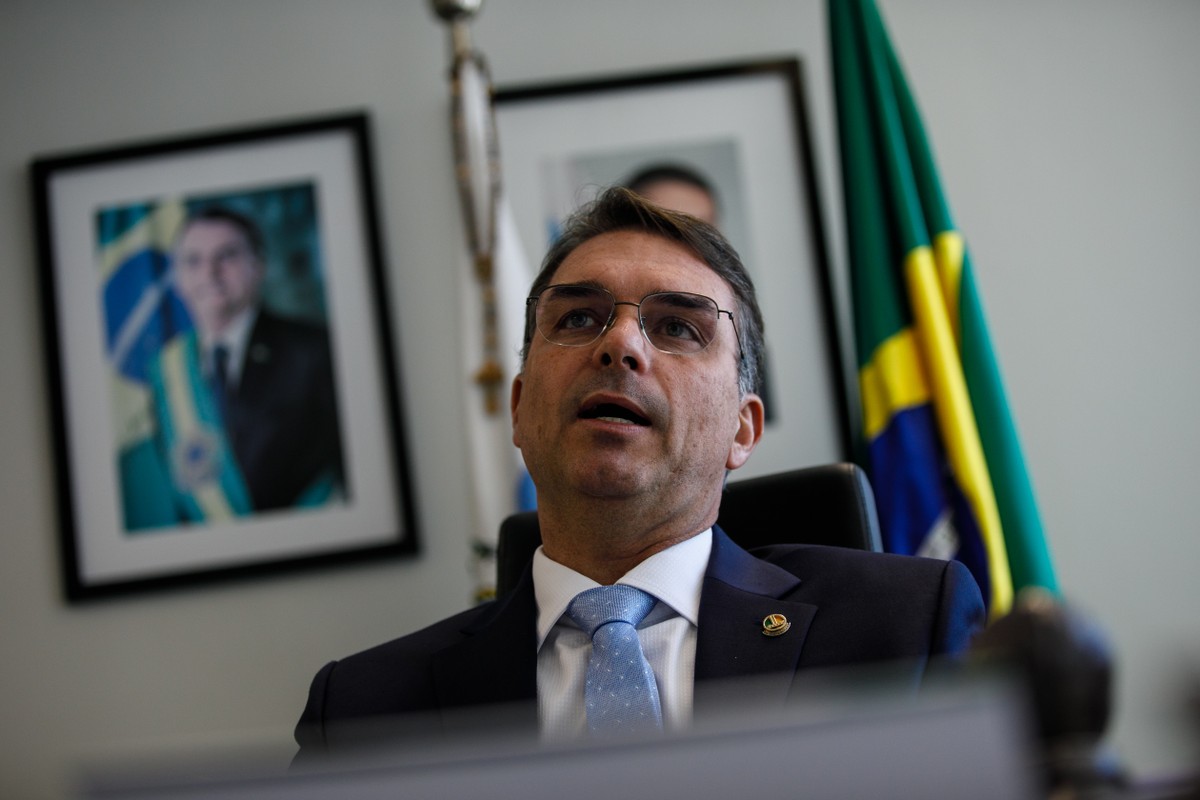 Flávio Bolsonaro em seu gabinete no Senado, em Brasília (Foto: Brenno Carvalho / Agência O Globo)