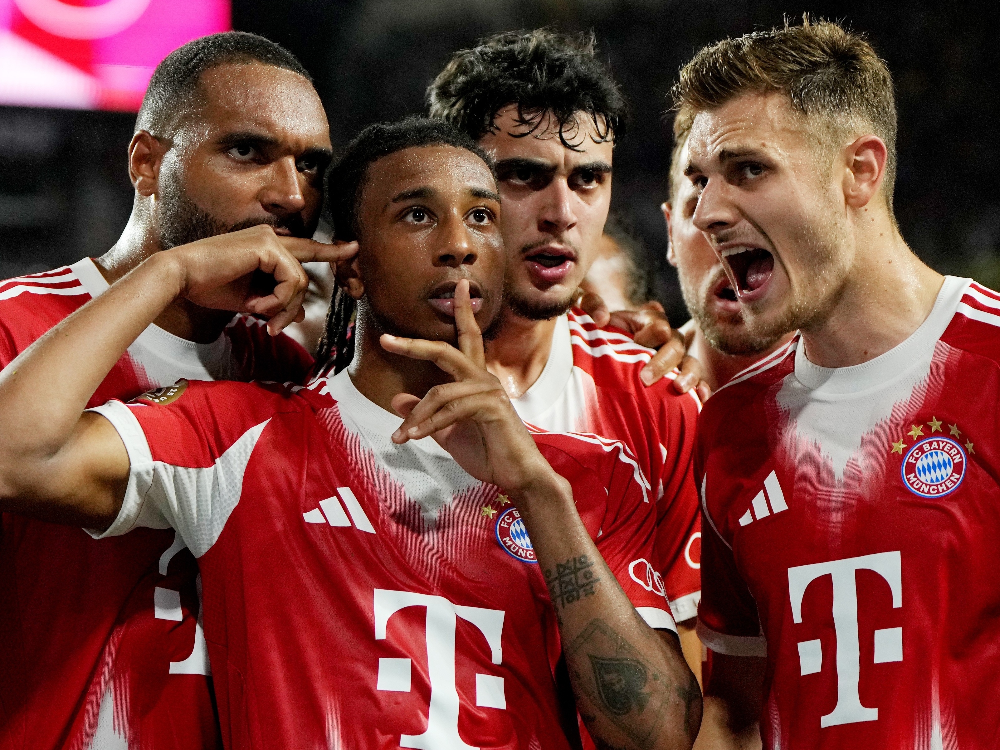 Bayern vence Boca Juniors e avança no Mundial após golaço de ex-palmeirense Olise pediu silêncio aos torcedores ao garantir a vitória para os alemães já nos minutos finais (Foto: S. Mellar/FC Bayern via Getty Images)