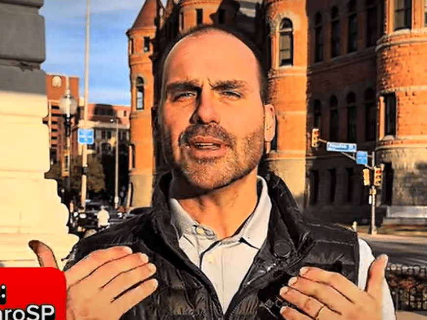 Eduardo Bolsonaro anuncia renúncia ao mandato para se dedicar aos EUA Licença de Eduardo Bolsonaro termina na segunda-feira (21) (Foto: Reprodução/YouTube)