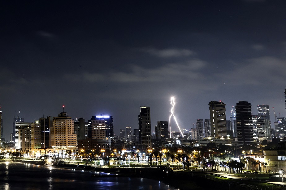 Um interceptor voa no céu enquanto mísseis do Irã são disparados contra Israel, visto de Tel Aviv, Israel, 17 de junho de 2025. (Foto: REUTERS/Jamal Awad)