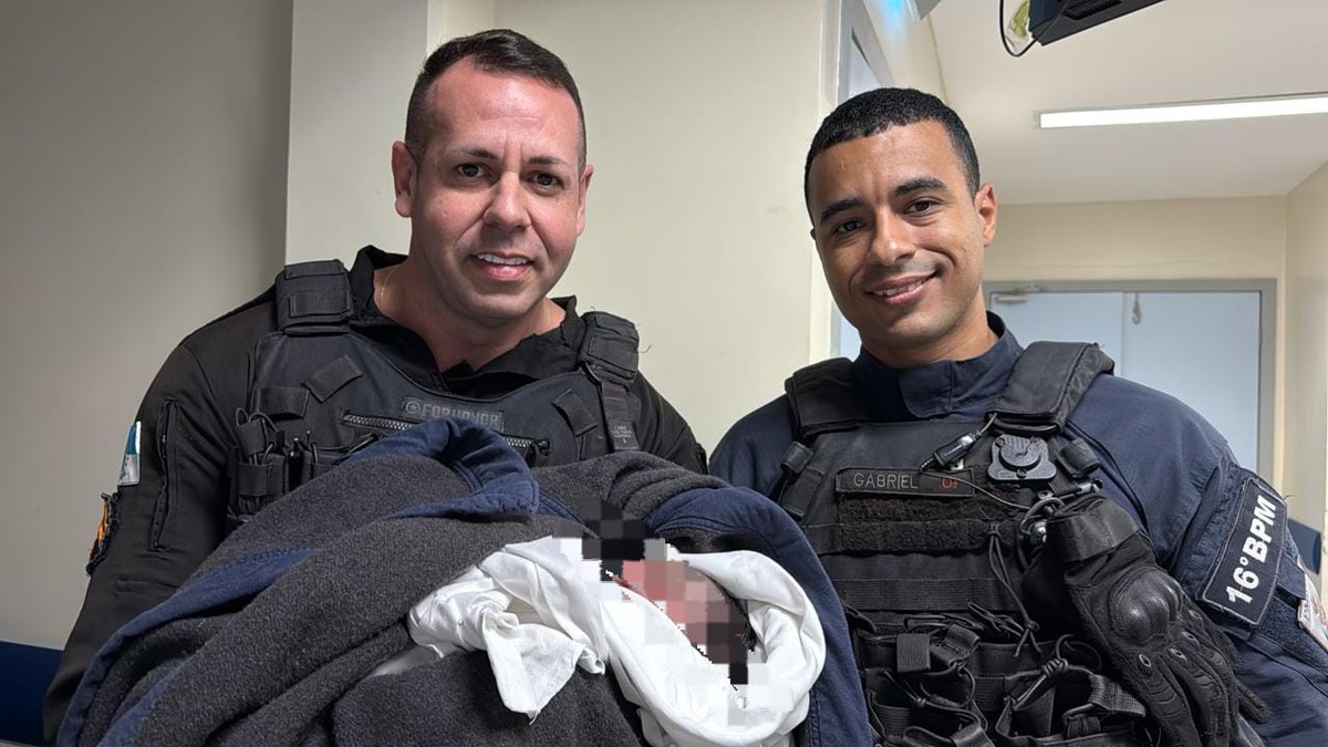Bebê é resgatado por PMs após ser abandonado em lixeira na Zona Norte do Rio PMs socorrem bebê em lixeira em Benfica (Foto: Divulgação)