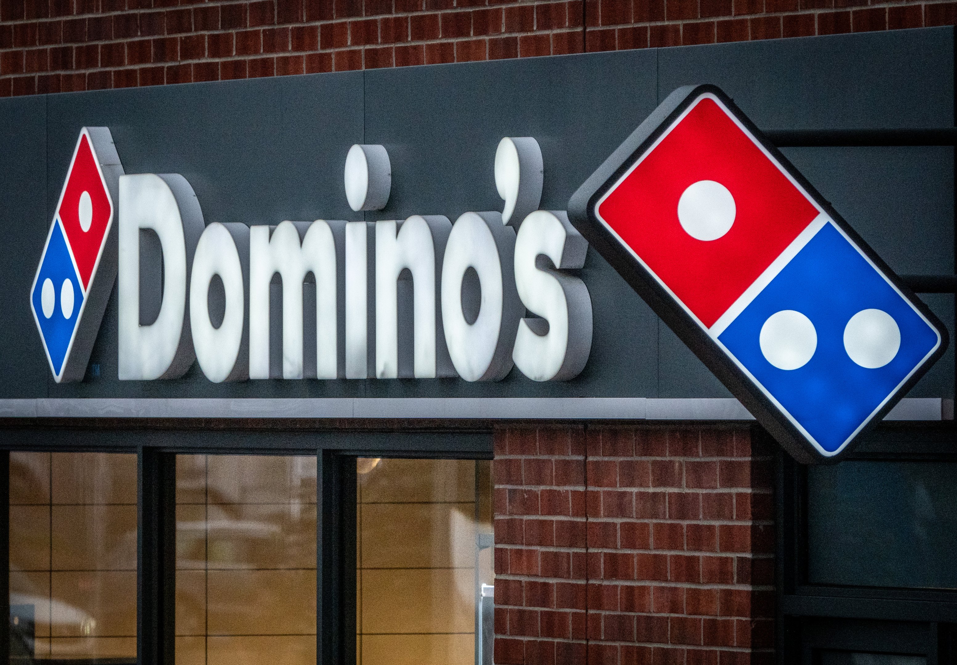 IA transforma atendimento e gestão em redes de fast-food no Brasil A Domino's é uma das redes que estão integradas à tecnologia da IA (Foto: Matt Cardy/Getty Images)