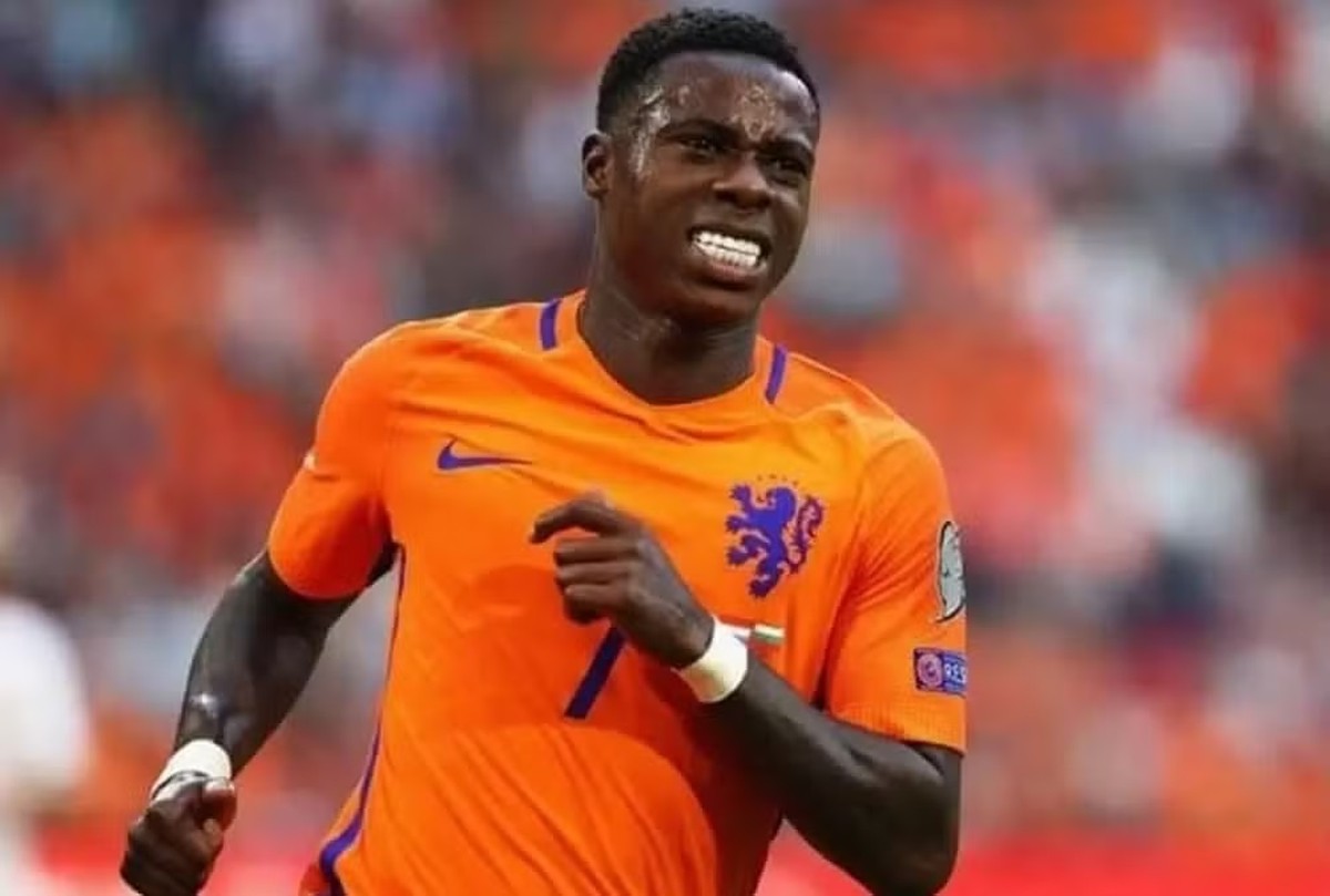 Ex-jogador do Ajax e Sevilla é extraditado da Dubai para a Holanda por tráfico de drogas Quincy Promes, que estava preso em Dubai e já foi condenado por traficar drogas do Brasil, é extraditado para a Holanda (Foto: AFP)