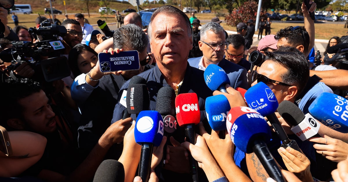 Agentes filmam buscas na casa de Bolsonaro para contestar acusações de irregularidades