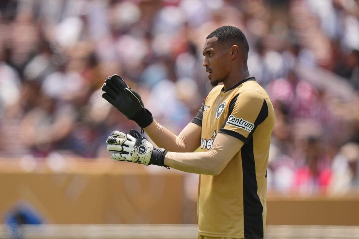 Manchester United analisa John Victor por sua habilidade no gol e passes precisos Foto: Reprodução/The Athletic UK
