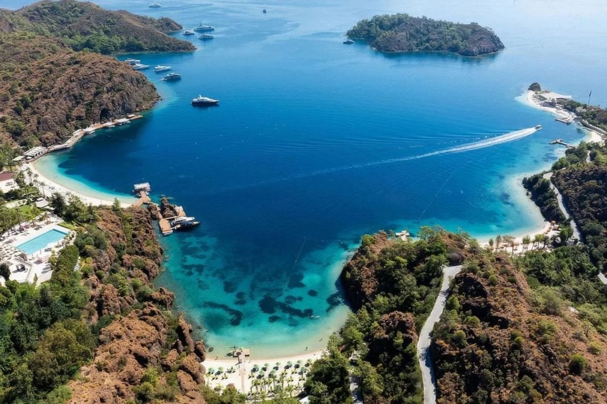 Descubra 10 praias secretas para relaxar e fugir das multidões nas férias D Maris Bay se abre para seis praias diferentes, cada uma com uma proposta: festas com DJs, áreas para famílias e até recantos silenciosos para casais. (Foto: Divulgação/D Maris Bay)