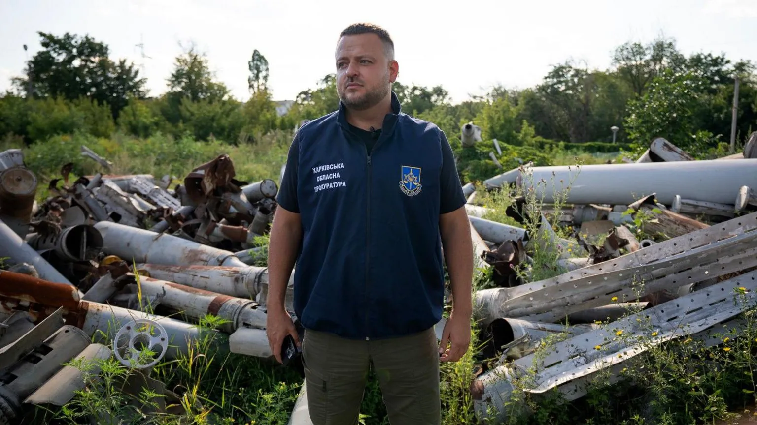 Destruição na linha de frente da Ucrânia revela falhas nas sanções contra a Rússia Dymtro Chubenko coleta e documenta evidências de ataques russos (Foto: Lee Durant/BBC)