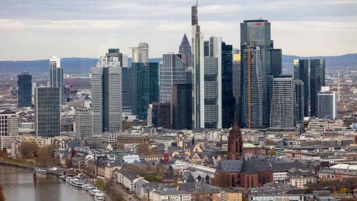 Skyscrapers no horizonte a partir dos escritórios do Banco Central Europeu em Frankfurt, Alemanha, na segunda-feira, 25 de novembro de 2024. (Foto: Bloomberg | Bloomberg | Getty Images)