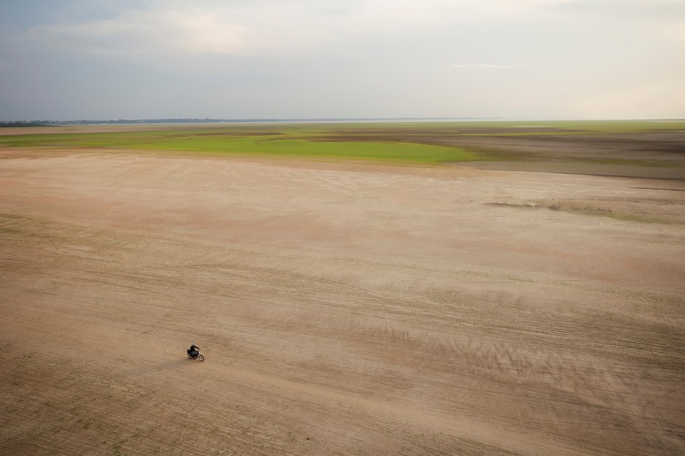 Seca avança como 'catástrofe global' e preocupa relatório da ONU Vista aérea mostra homem de moto no Lago Tefé, afetado pela seca do rio Solimões, durante voo de monitoramento do ICMBio em 4 de outubro de 2023. (Foto: REUTERS/Bruno Kelly)