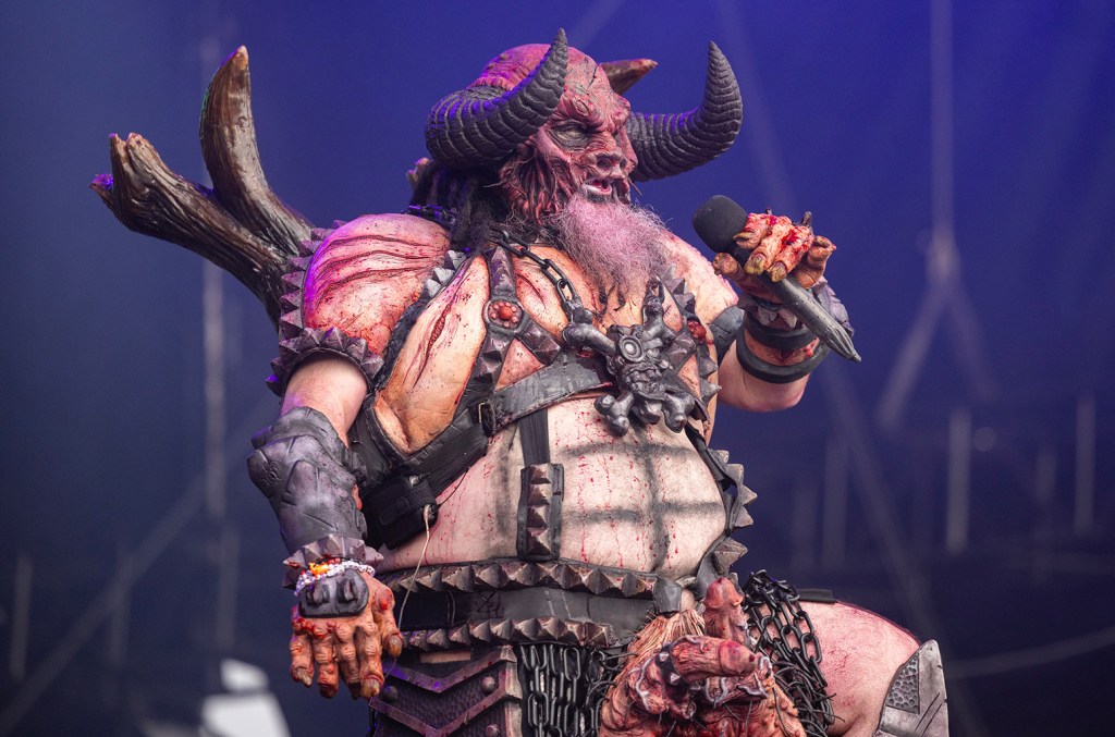 GWAR alerta sobre riscos de silenciamento da música com corte na mídia pública Blöthar, vocalista do GWAR, está instando os americanos a 'se levantarem' e lutarem contra os esforços da administração Trump para desfinanciar a mídia pública. (Foto: Reprodução)