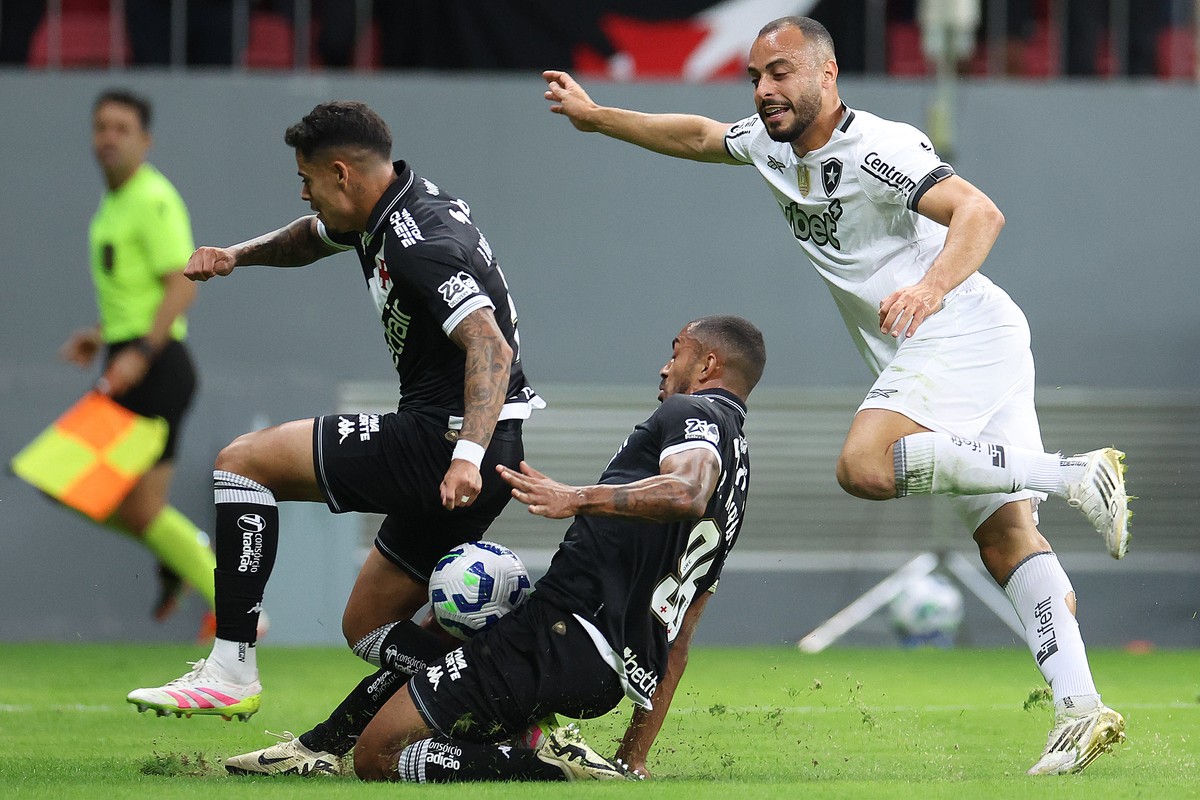 Botafogo vence o Vasco e demonstra a força necessária para brigar no topo Botafogo vence o Vasco e demonstra a força necessária para brigar no topo