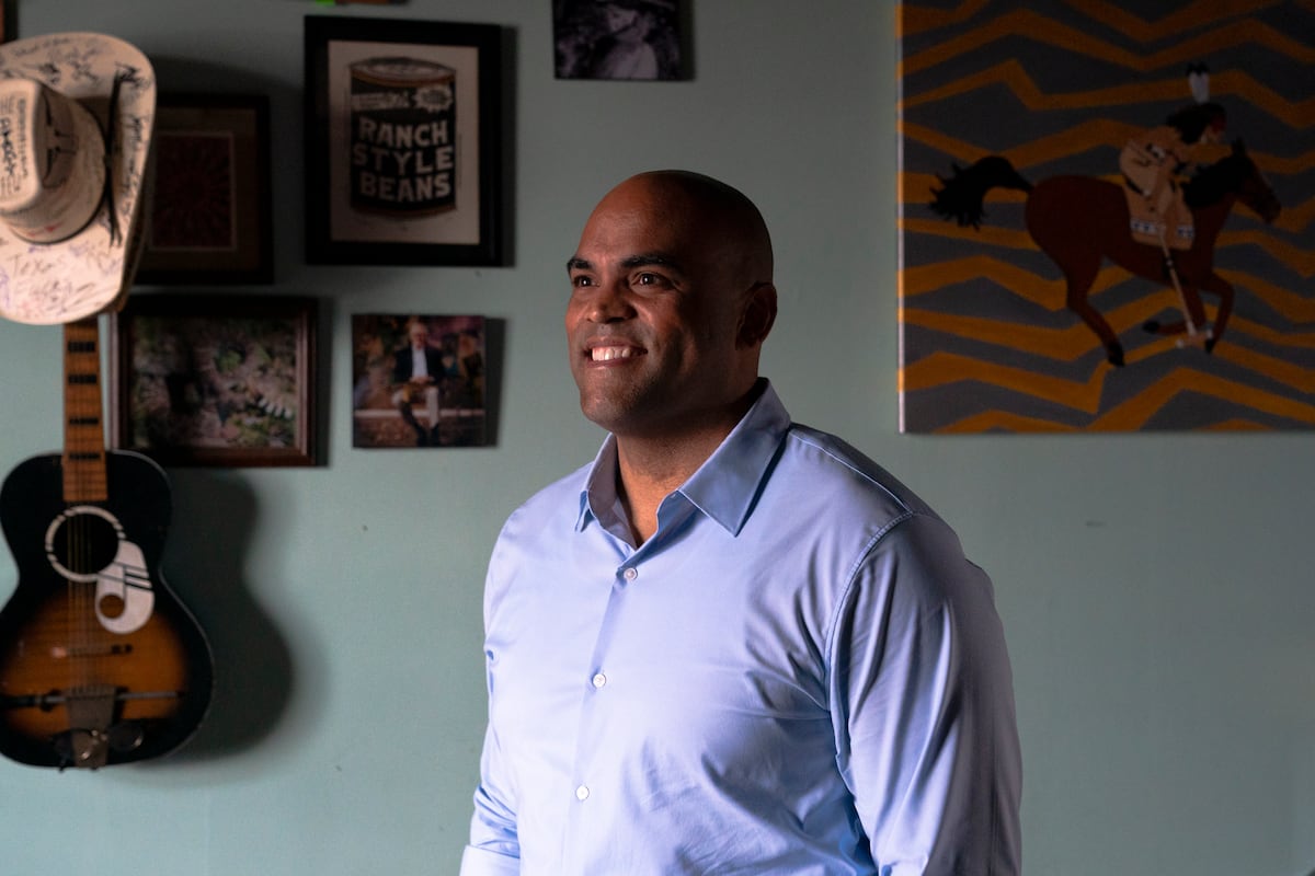 Colin Allred denuncia aumento de custos para trabalhadores no Texas Colin Allred em Fort Worth, Texas, em outubro de 2024. (Foto: The Washington Post/Getty Images)