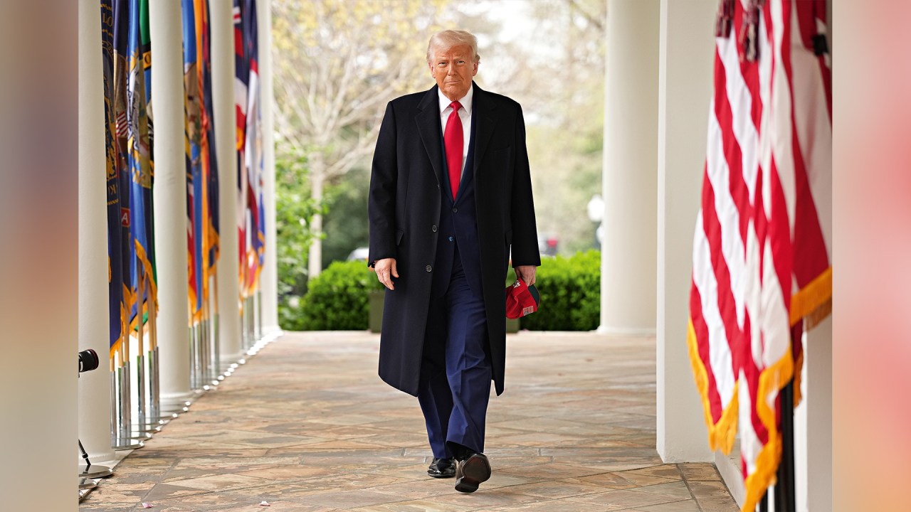 PASSO FIRME - O presidente americano: tarifas como arma e ataques a países aliados, rumo a um futuro que só ele parece conhecer (Foto: Andrew Harnik/Getty Images)