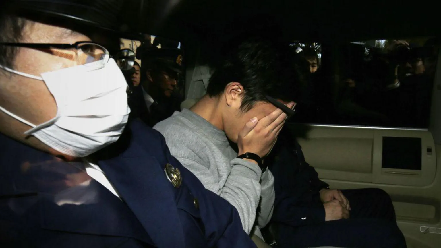 Japão executa 'assassino do Twitter' condenado por nove homicídios brutais Takahiro Shiraishi, retratado aqui em um veículo policial em 2017, fez contato com suas vítimas nas redes sociais e as atraiu para seu apartamento. (Foto: Getty Images)