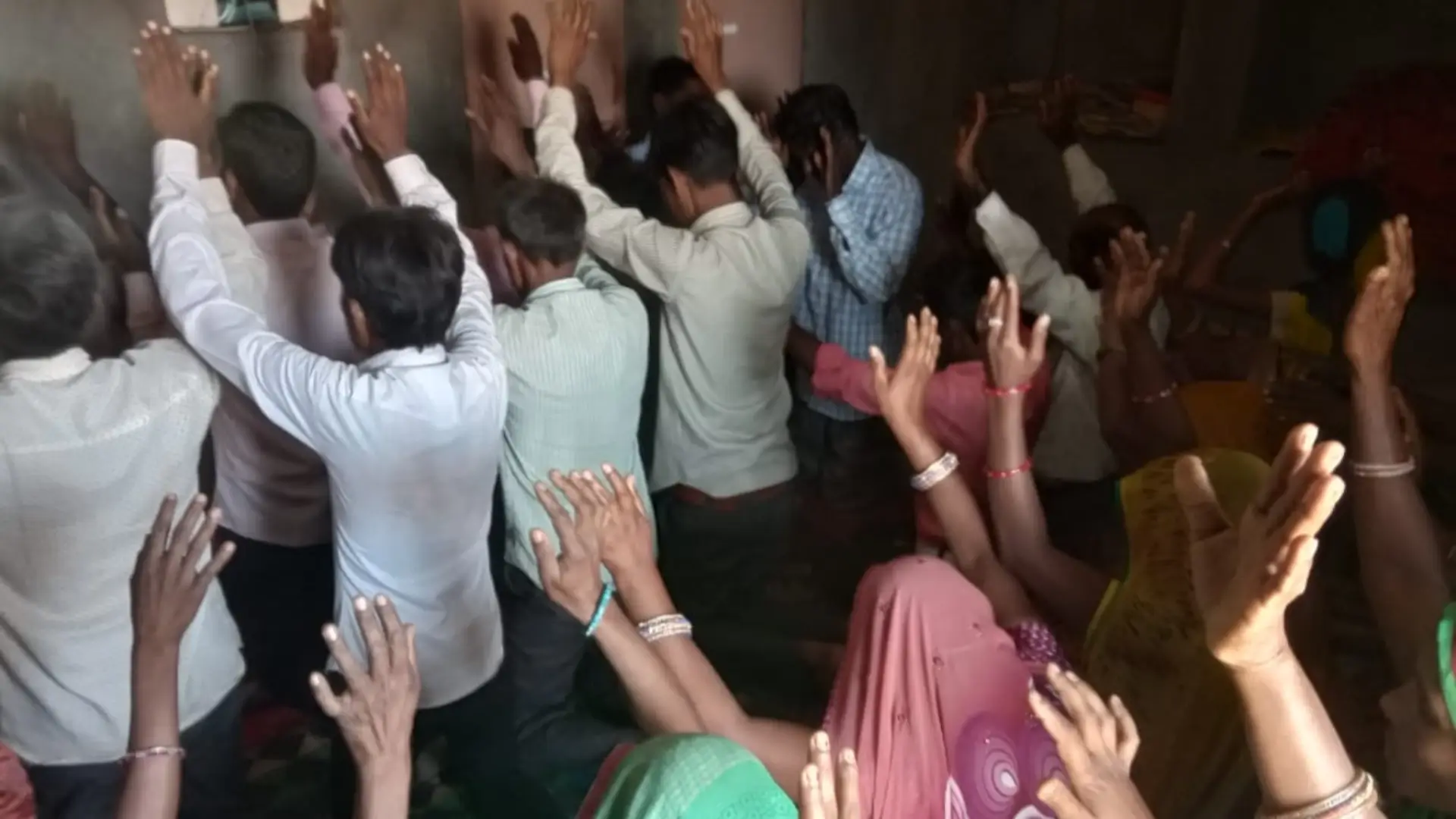 Extremistas hindus queimam Bíblias e agredem cristãos em ataque na Índia Cristãos perseguidos na Índia. (Foto: Ilustração/Portas Abertas)