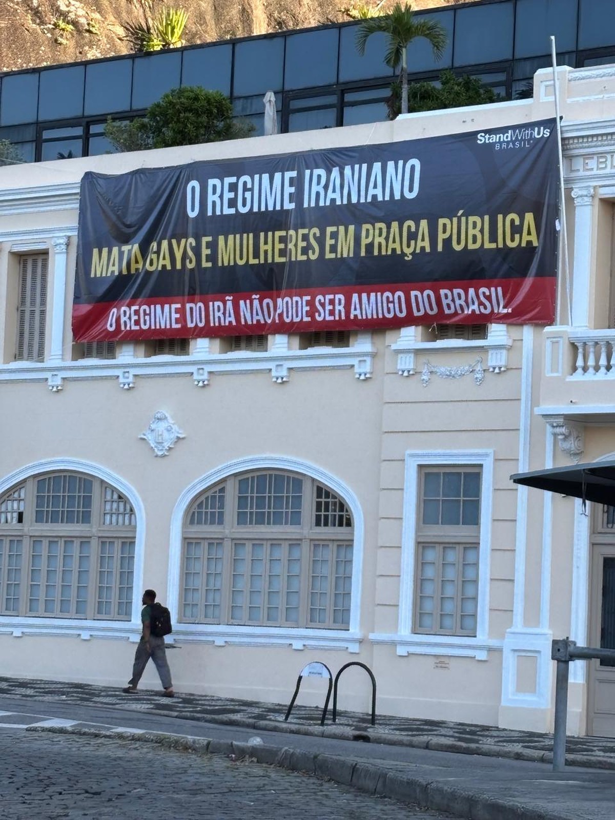 Conflito entre Israel, EUA e Irã se intensifica no Leblon Faixa foi colocada no majestoso prédio onde funcionou o antigo Hotel Leblon, (Foto: Reprodução)