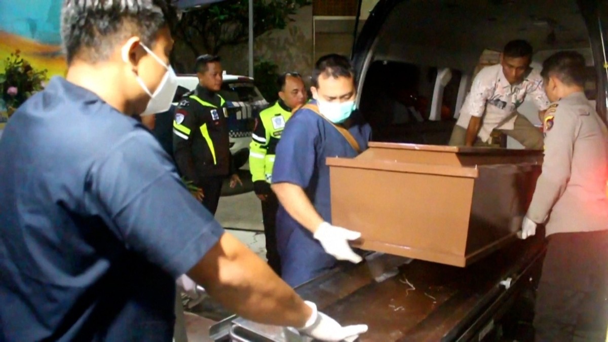 Corpo de Juliana Marins chega ao Hospital Bali Mandara para autópsia (Foto: Reprodução AFP)