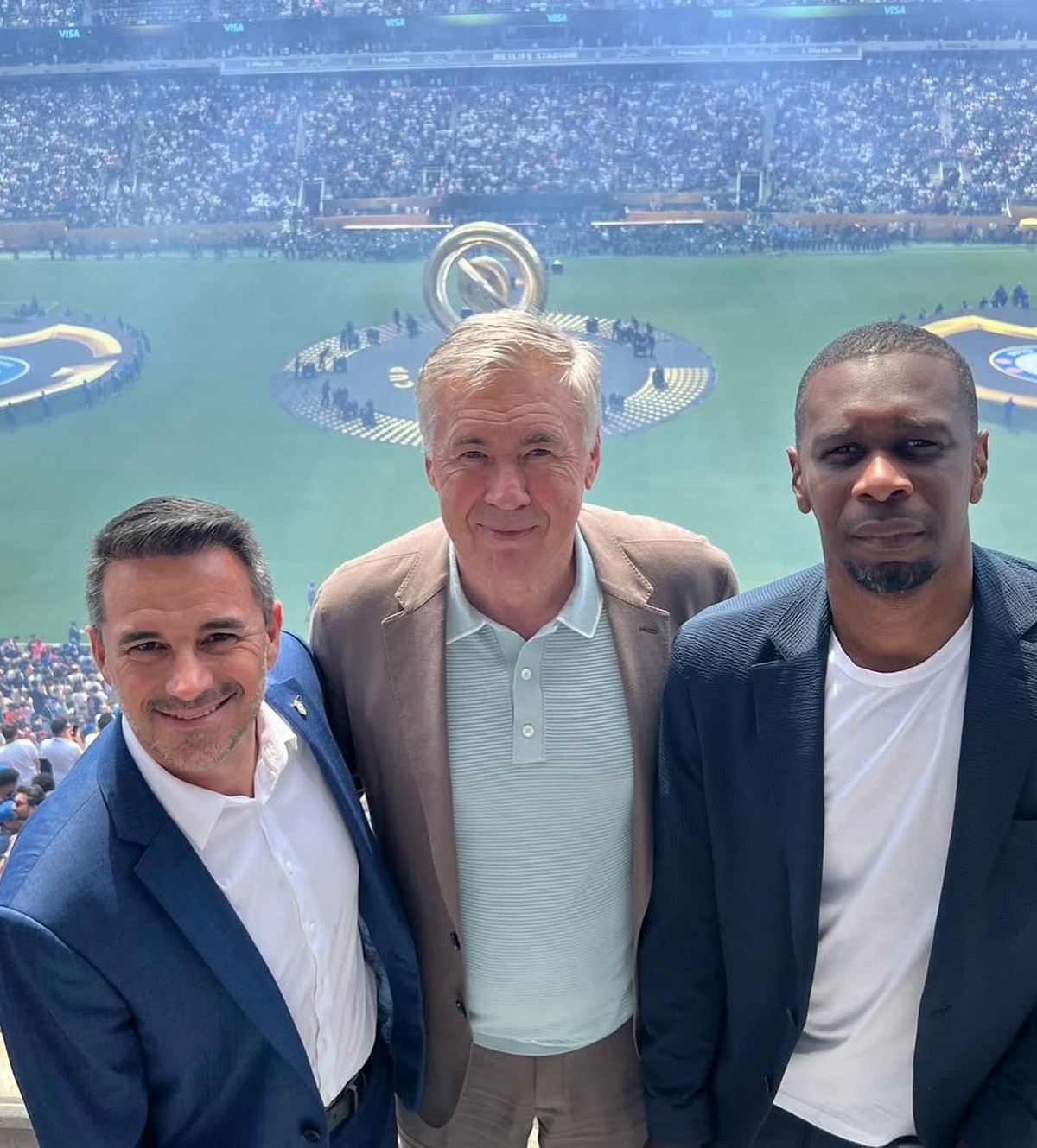 Ancelotti elogia times brasileiros e destaca jovens talentos no Mundial Técnico da seleção Carlo Ancelotti, entre o coordenador geral Rodrigo Caetano e o coordenador técnico Juan, durante a final da Copa de Clubes (Foto: Divulgação/CBF)