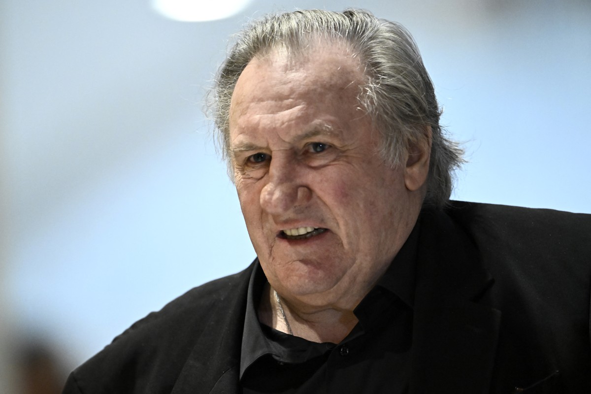 Gerard Depardieu nega ter cometido agressão sexual durante julgamento em tribunal de Paris (Foto: Julien de Rosa/AFP)