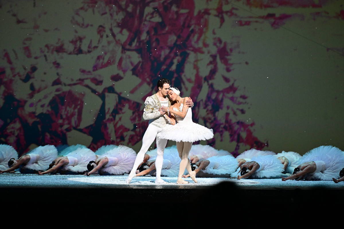 Festival de Joinville celebra dança com Bolshoi e inaugura Museu dedicado à arte 'O Lagos dos Cisnes', da Escola do Teatro Bolshoi Brasil, com Wagner Carvalho e Maria Eduarda Cabral como o príncipe Siegfried e a princesa Odile (Foto: Divulgação/Festival de Dança de Joinville)