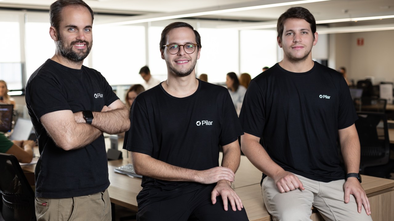 Informalidade nos negócios imobiliários aumenta riscos para investidores e compradores Rafael Sampaio, Felipe Abramovay e Luiz Gilbert: criadores da Pilar (Foto: Divulgação/VEJA)