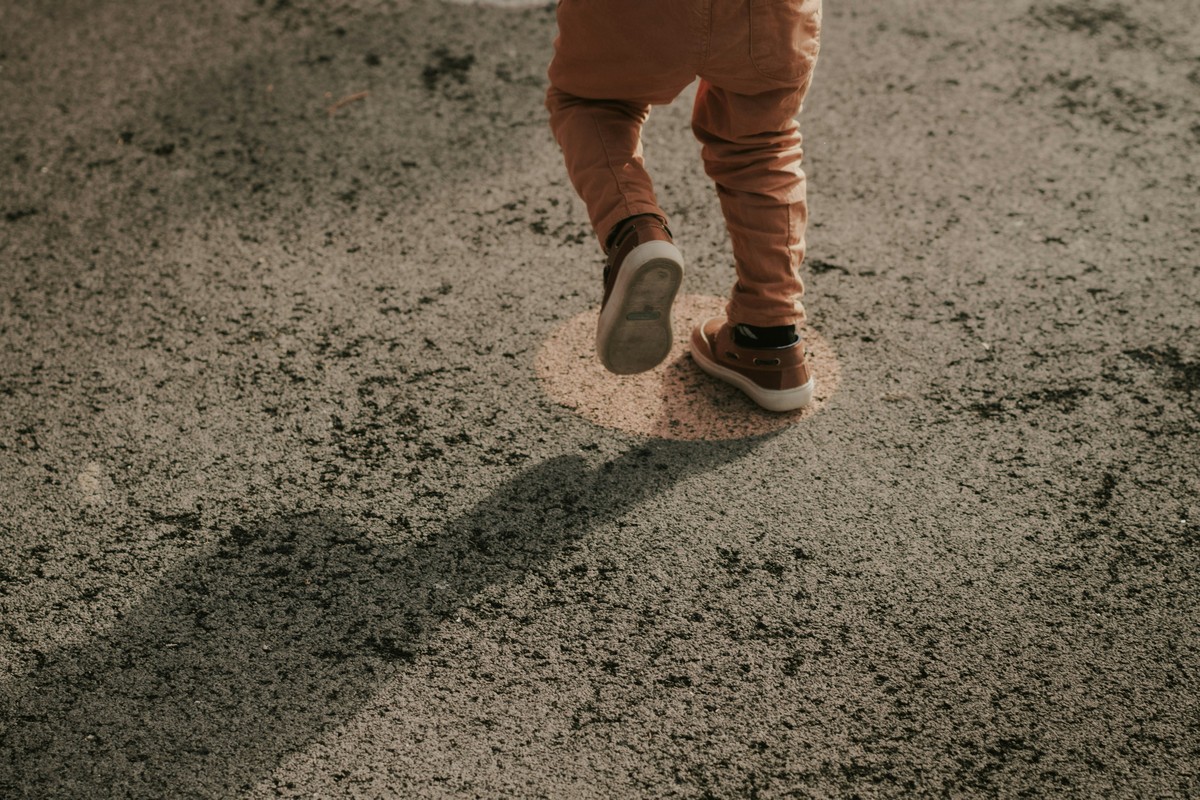 Criança caminha (Foto: Unsplash)