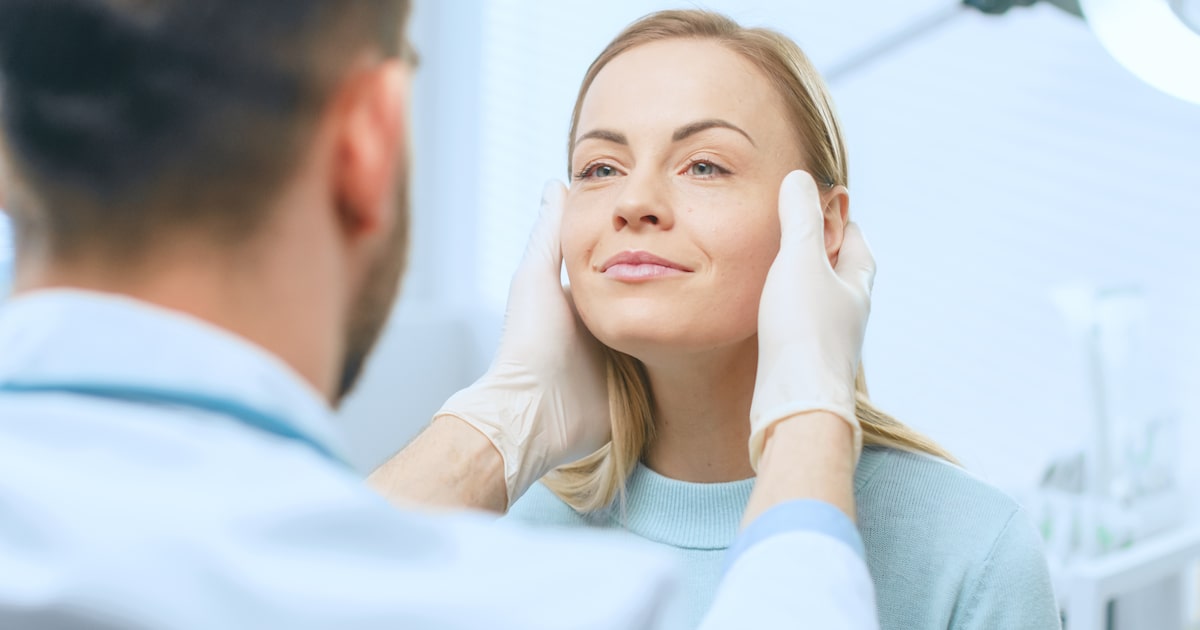 Blefaroplastia lidera a lista de cirurgias estéticas realizadas no mundo (Foto: Gorodenkoff Productions)