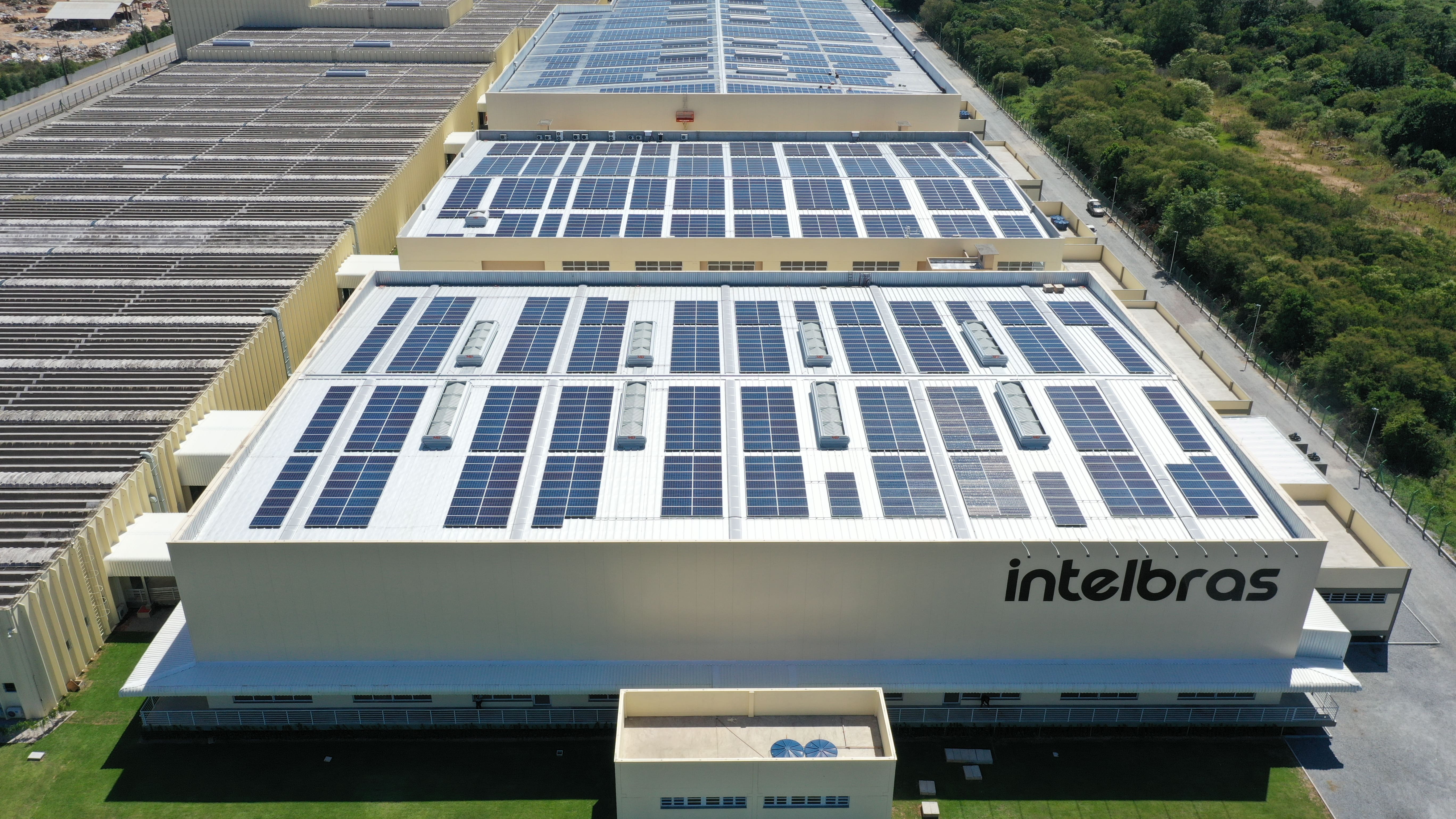 Intelbras se recupera após crise e analistas projetam futuro promissor Planta da Intelbras em São José (SC) com painéis solares (Foto: Divulgação)
