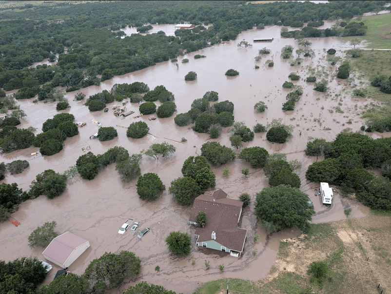 Guarda Costeira realiza resgates aéreos em meio às enchentes no Texas Foto: Reprodução