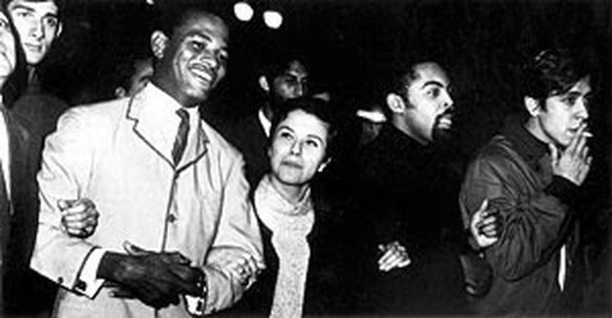 A maior mentira da música popular brasileira é desmascarada Jair Rodrigues, Elis Regina, Gilberto Gil e Edu Lobo em 17 de julho de 1967, em São Paulo, no evento organizado para promover o programa 'Frente Única da Música Popular Brasileira' e acabou ficando conhecido como Passeata Contra a Guitarra Elétrica (Foto: Reprodução)
