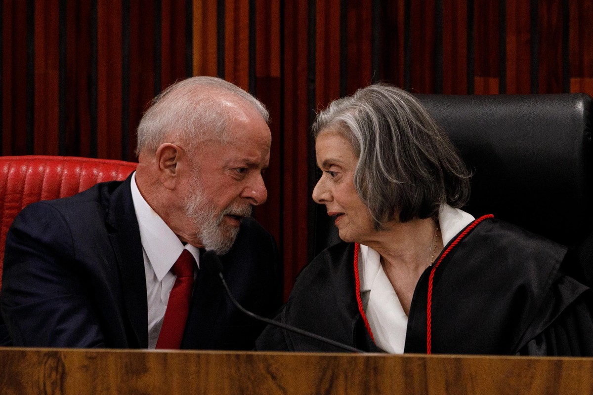 Lula enfrenta desafios na escolha dos novos ministros do TSE Presidente Luiz Inácio Lula da Silva com Cármen Lúcia na posse dela como comandante do TSE (Foto: Brenno Carvalho/Agência O Globo)