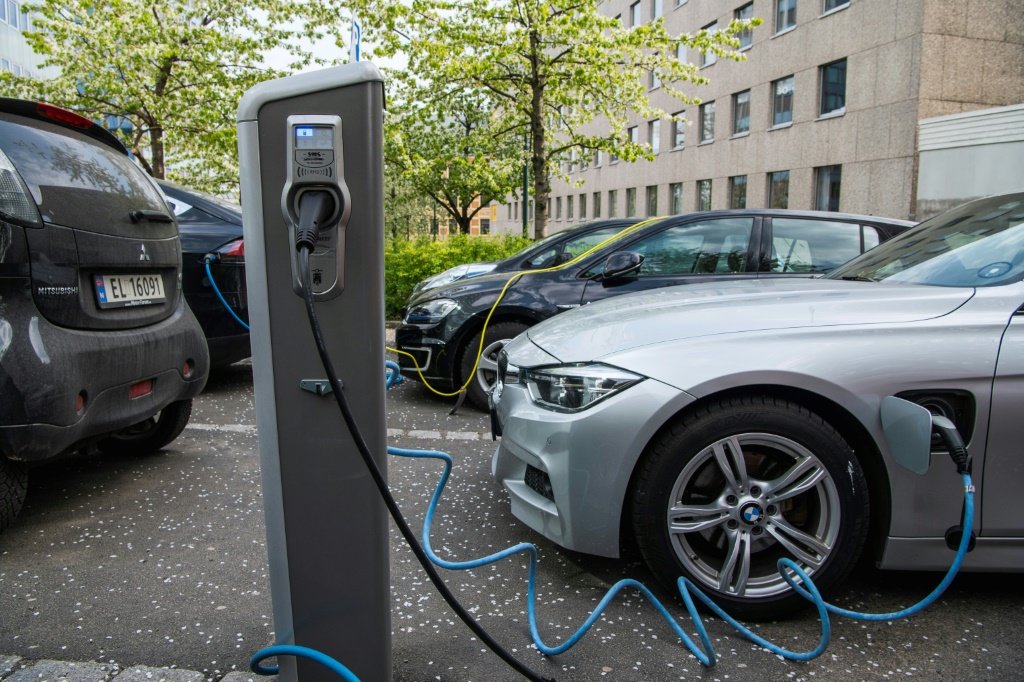 Trump aprova lei que favorece rivais e pressiona Tesla no mercado de elétricos Analistas avaliam ainda que o fim do subsídio pode reduzir a demanda por carros elétricos (Foto: AFP Photo)