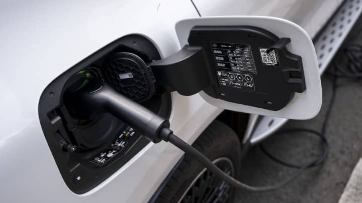 Trump elimina crédito fiscal de R$ 7.500 para veículos elétricos após setembro Mike Kemp | In Pictures | Getty Images