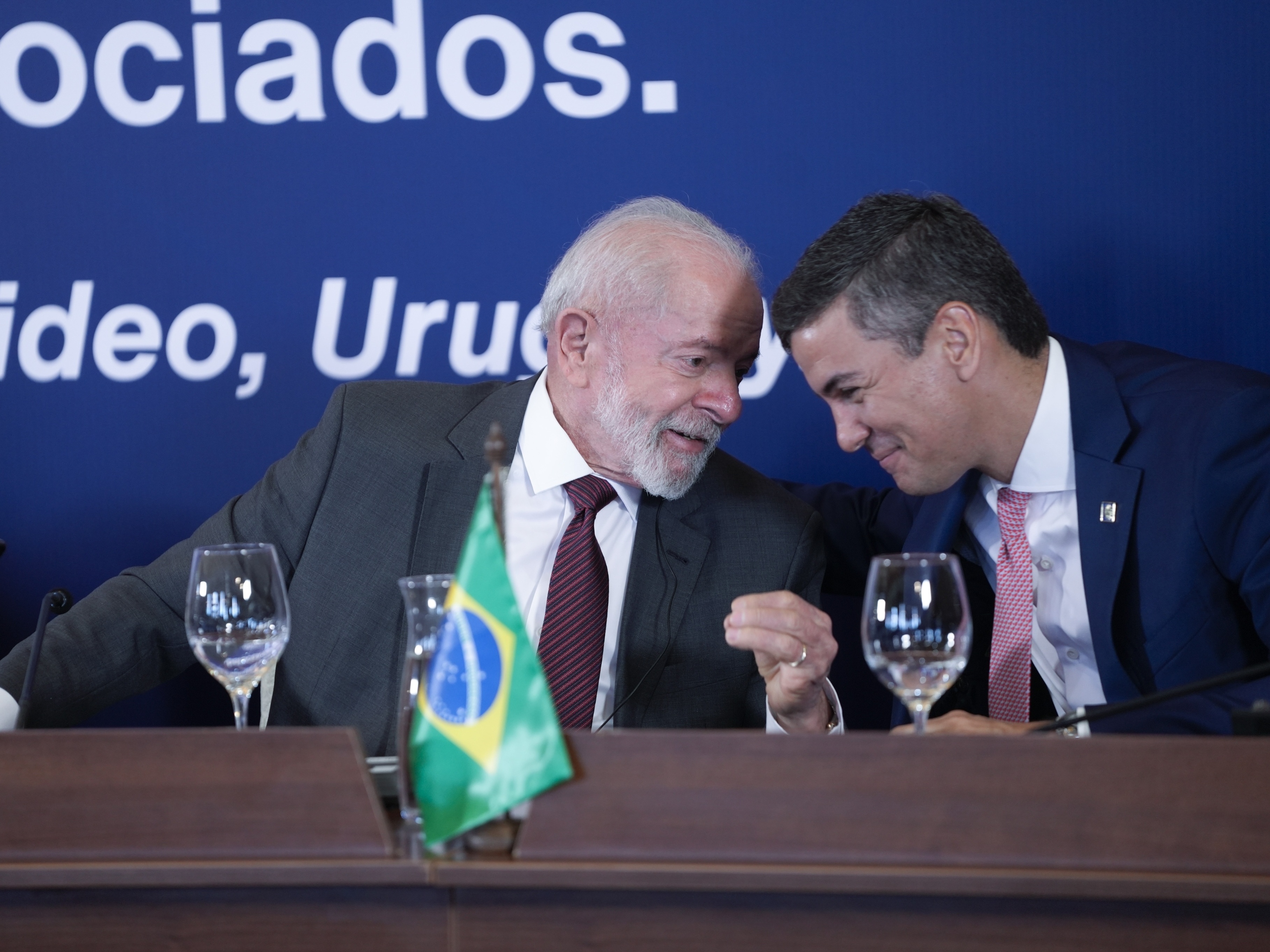 Lula e o presidente do Paraguai, Santiago Peña, em evento do Mercosul, realizado no final do ano passado no Uruguai (Foto: Nicolás Celaya - 6.dez.25/Xinhua)