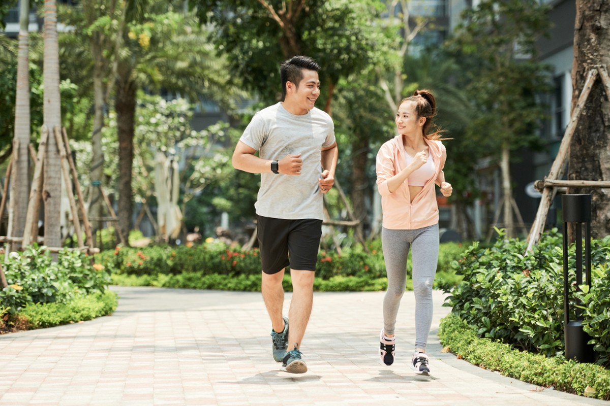 Caminhar, além de ajudar na queima de calorias, provoca menos lesões que a corrida (Foto: Freepik)