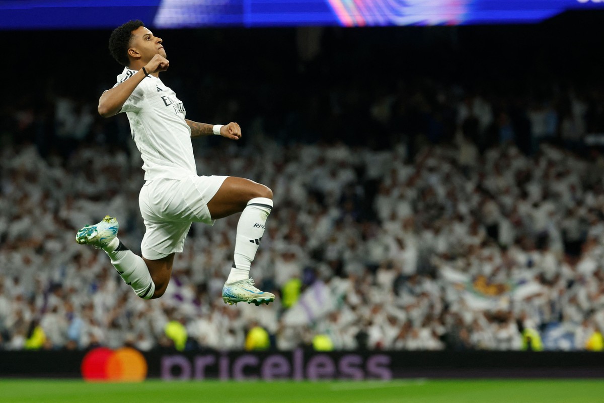 Liverpool se junta a clubes que querem contratar Rodrygo do Real Madrid Liverpool se junta a Arsenal e Bayern na lista de interessados pelo atacante do Real Madrid (Foto: Pierre-Philippe MARCOU / AFP)